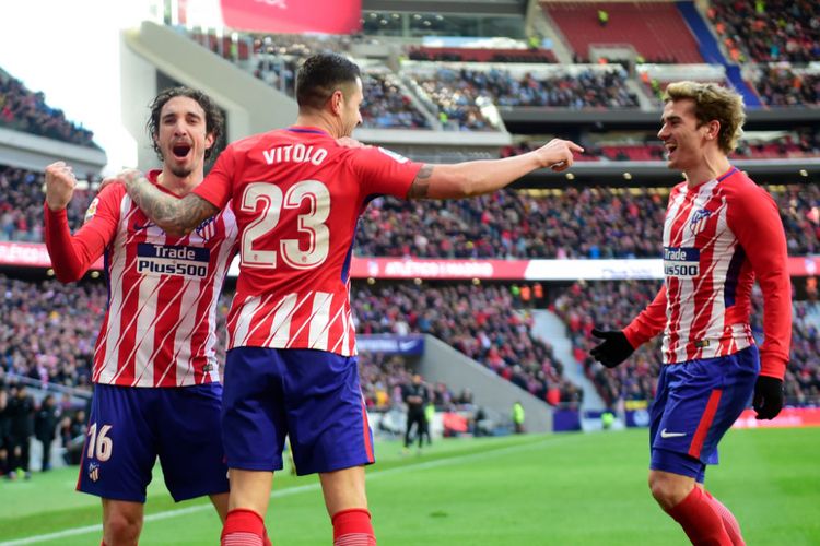 Sime Vrsaljko, Vitolo, dan Antoine Griezmann merayakan gol Atletico Madrid ke gawang Celta Vigo pada pertandingan Divisi Primera La Liga Spanyol, Minggu (11/3/2018).