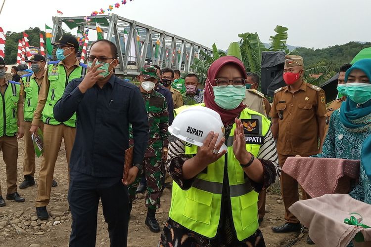 Bupati Bogor Ade Yasin saat ditemui usai peresmian jembatan Cimapag, Desa Buana Jaya, Kecamatan Tanjungsari, Kabupaten Bogor, Jawa Barat, Senin (28/12/2020).