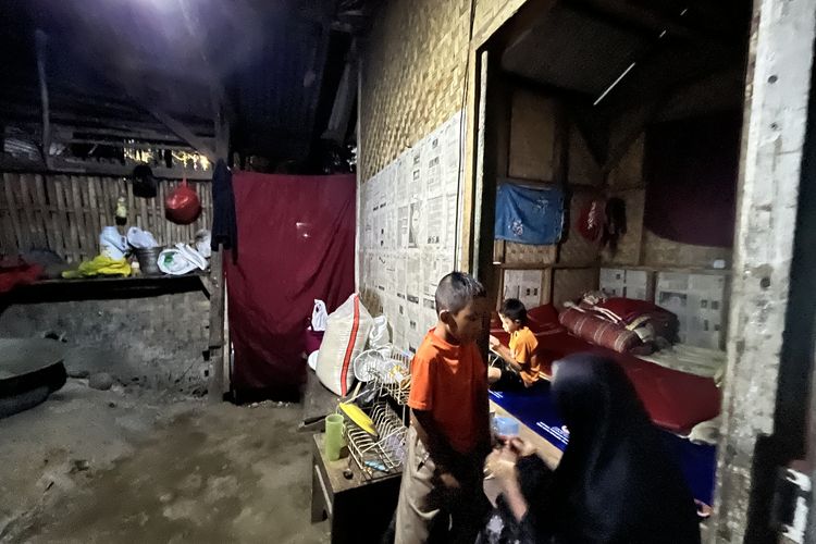 Banyak yang Datang ke Gubuk Keluarga Endan di Pangandaran, Istri: Foto dan Tawarkan Bantuan