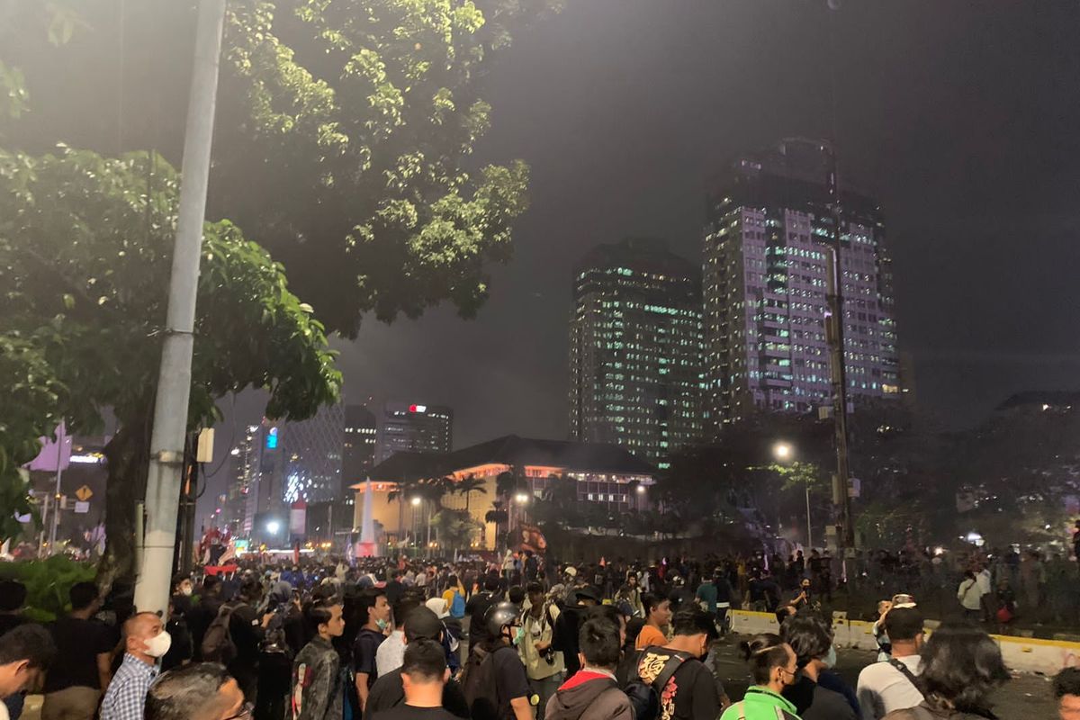 Massa aksi tolak kenaikan harga BBM dari buruh hingga mahasiswa membubarkan diri dari kawasan Patung Kuda, Jakarta Pusat, Selasa (13/9/2022) sekitar pukul 20.00 WIB.