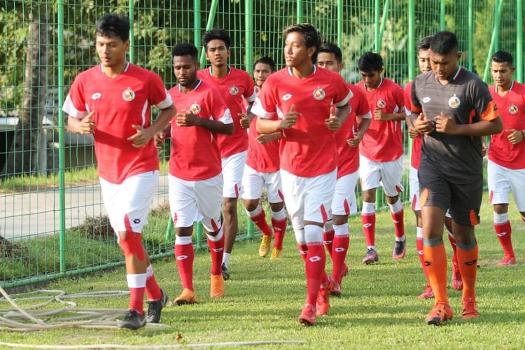 Para pemain Semen Padang sedang mengikuti latihan perdana Kamis (10/1/2019) di lapangan mess PT Semen Padang. 