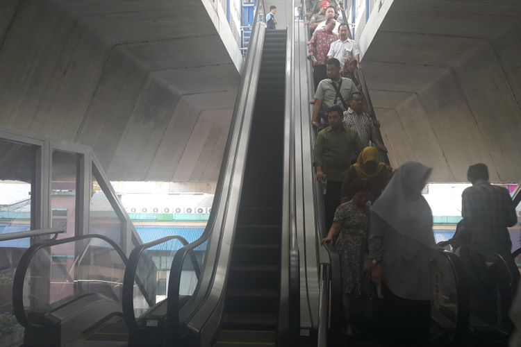 Halte Cipulir di Koridor 13 Transjakarta dilengkapi dengan eskalator untuk menuju halte. Foto diambil Rabu (16/8/2017).