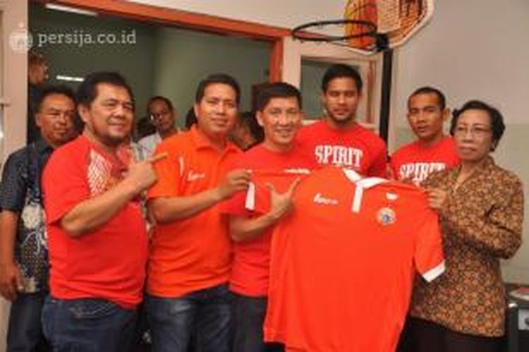 Tim Persija Jakarta memberikan santunan kepada anak panti di YPAC di Malang, Sabtu (28/11/2015).