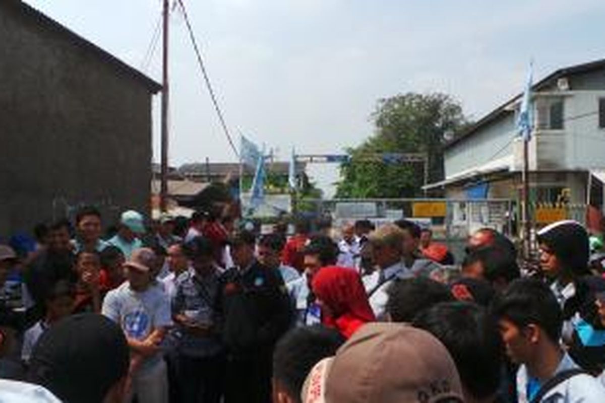 Ratusan buruh di PT Super Steel Indonesia (SSI) berunjuk rasa terkait pemberitahuan PHK yang disebut dilakukan oleh perusahaan. PT SSI adalah perusahaan yang memproduksi komponen logam untuk bahan baku dasar elektronik dan mesin. Senin (29/6/2014).