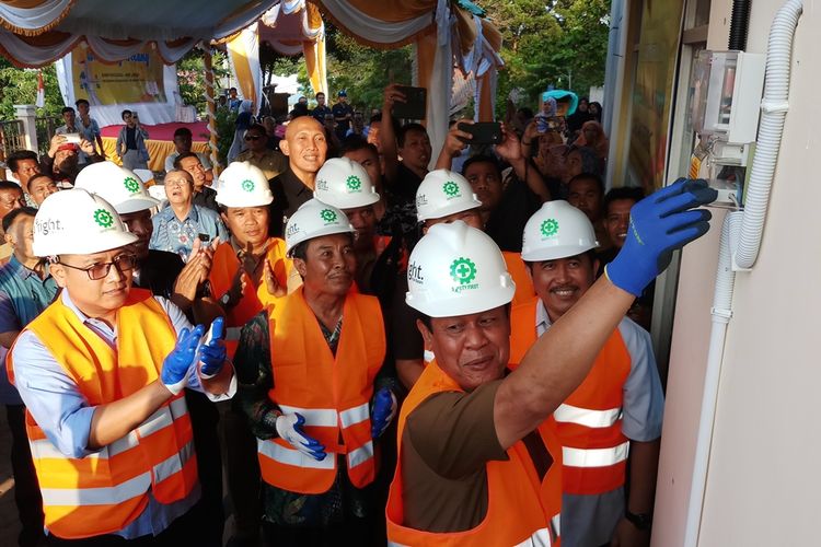 Plt Gubernur Kepulauan Riau Isdianto saat meresmikan secara simbolis listrik desa di Pulau Galang, Selasa (20/8/2019) sore.