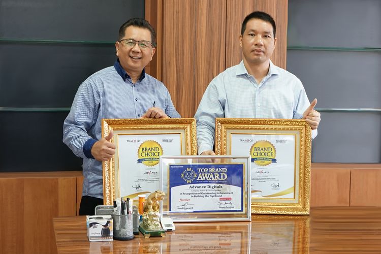 Director of Sales and Marketing Advance Digitals Teddy Tjan (kiri) bersama CEO Advance Digitals Jimmy Zhou (kanan).    