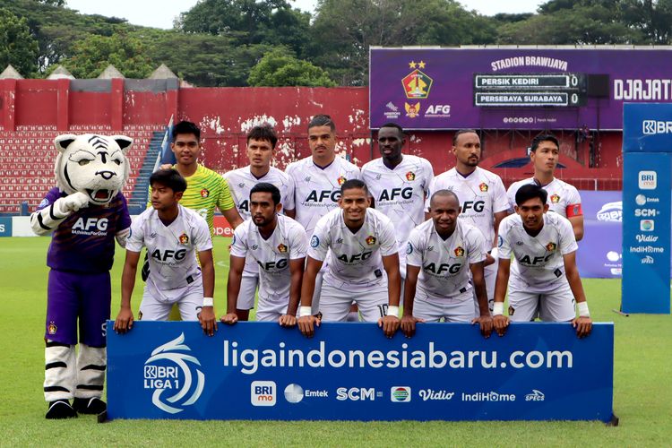 Pemain inti Persik Kediri foto bersama sebelum pertandingan pekan ke-31 Liga 1 2022-2023 melawan Persebaya Surabaya yang berakhir dengan skor 1-0 di Stadion Brawijaya Kediri, Sabtu (18/3/2023) sore.