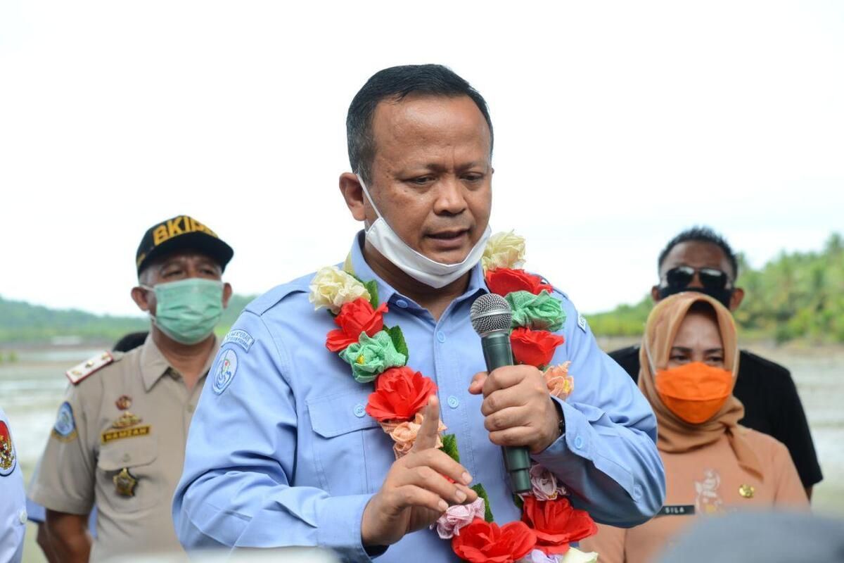 Menteri Kelautan dan Perikanan Edhy Prabowo saat berkunjung di Kecamatan Wanggarasi, Kabupaten Pohuwato. Edhy menyebut untuk perikanan tangkap, izin kapal di atas 30 GT hanya membutuhkan waktu satu jam.