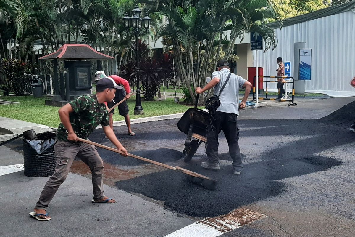 Pengerjaan pengaspalan jalan di depan Pendopo Agung Royal Ambarrukmo.