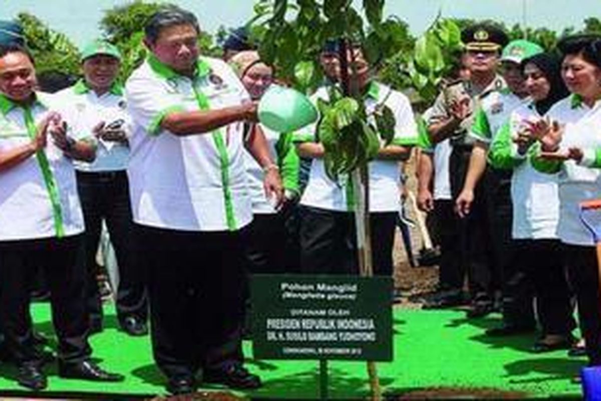 Presiden Susilo Bambang Yudhoyono, didampingi Wapres Boediono (tengah), Ny Ani Yudhoyono, Menteri Kehutanan Zulkifli Hasan (kiri), dan Gubernur Banten Ratu Atut Chosiyah (keempat dari kiri), menyiram pohon manglid (Manglieta glauca) di kawasan hutan kota Bandara Internasional Soekarno-Hatta, Banten, Rabu (28/11). Peringatan Hari Menanam Pohon Indonesia dan Bulan Menanam Nasional 2012 itu bertemakan Hutan Kota Mendorong Terwujudnya Indonesia Hijau.