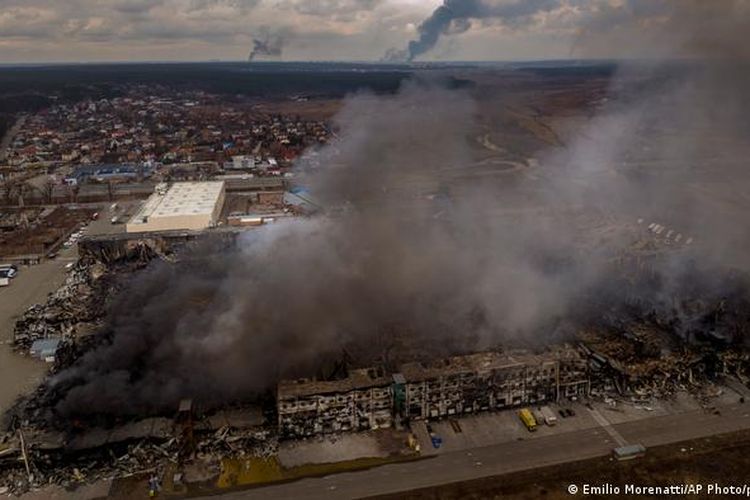 Sebuah pabrik dan toko terbakar di pinggiran Kyiv, Ukraina, setelah dibombardir pasukan Rusia, Minggu (6/3/2022)