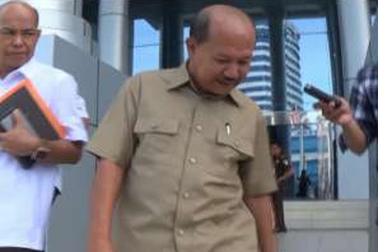 Bupati Jeneponto, Iskan Iskandar usai menjalani pemeriksaan di kantor Kejati Sulselbar, Rabu (18/1/2017).