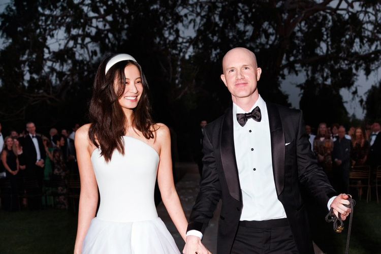 Disebut Pernah Jadi Suami Raline Shah, Brian Armstrong Bantah Pernah Menikah Sebelum dengan Angela Meng