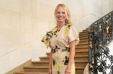 Potret Pamela Anderson Tampil Tanpa Makeup di Paris Fashion Week