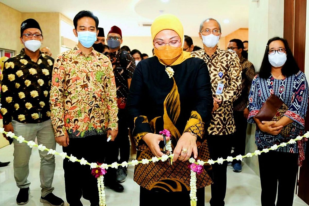 Menaker Ida Fauziyah (tengah), didampingi Walkot Surakarta, Gibran Rakabuming Raka (nomor dua dari kiri), meresmikan Kejuruan Barista Jamu di BLK Surakarta pada Kamis (10/3/2021)