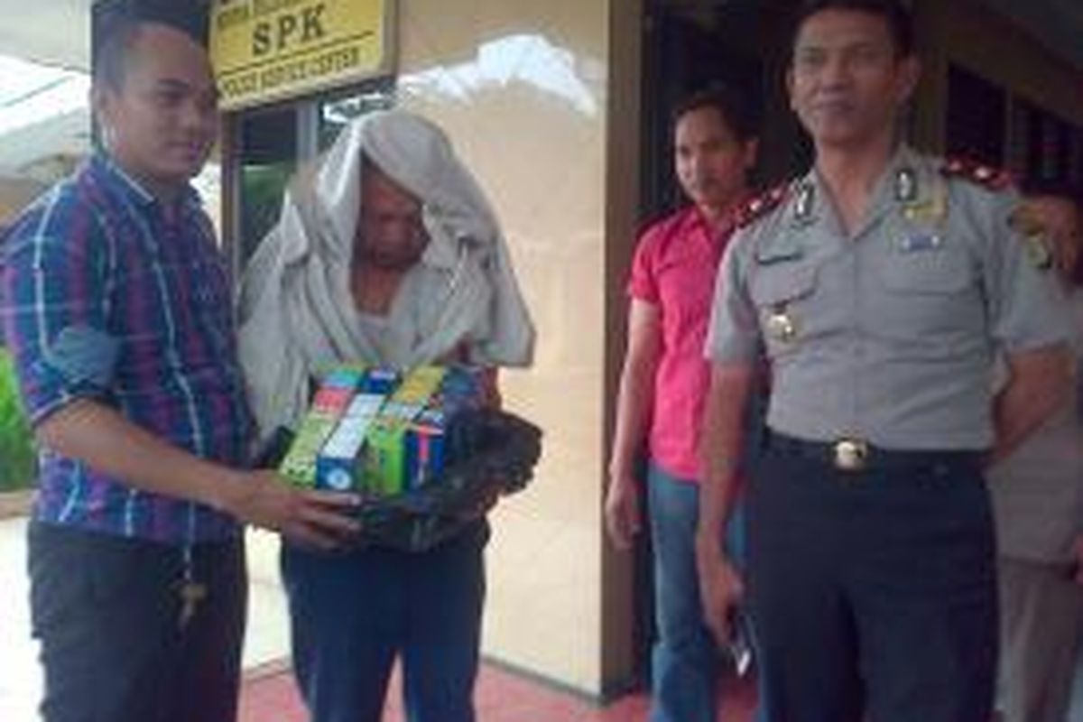 Yanto (40) digiring petugas ke Polsek Kalideres, Jakarta Barat lantaran ketahuan mencuri susu di minimarket Indomart, Tegal Alur, Rabu (11/3/2015)