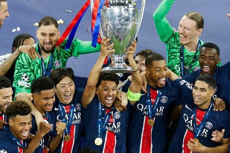 Para pemain Paris Saint-Germain dan bek Brasil Paris Saint-Germain #05 Marquinhos mengangkat trofi setelah pertandingan final Liga Champions UEFA antara Paris Saint-Germain (PSG) dan Inter Milan di Munich, Jerman selatan pada 31 Mei 2025.