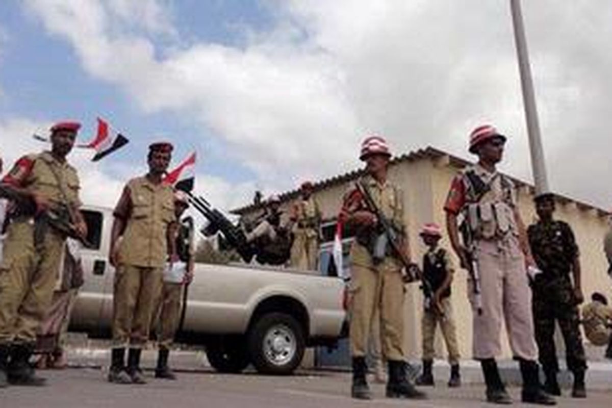 Tentara Yaman bersiaga di pos penjagaan di Aden, Senin (20/2/2012), menjelagn pemilihan presiden yang akan digelar pada Selasa (21/2/2012). Berdasarkan rencana yang ditandangani Presiden Ali Abdullah Saleh pada November 2011, dengan Dewan Kerja Sama Negara-negara Teluk sebagai penengah, Wakil Presiden Abed Rabbo Mansour Hadi sebagai calon tunggal.