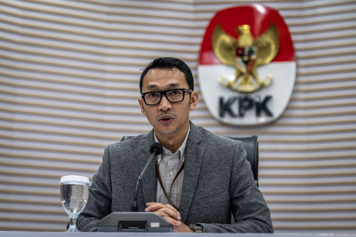 Juru Bicara KPK Budi Prasetyo menyampaikan keterangan terkait kasus dugaan korupsi PT Bank Rakyat Indonesia (BRI) (Persero) di Gedung Merah Putih KPK, Jakarta, Kamis (26/6/2025). KPK mengungkapkan telah melakukan penggeledahan di dua bank milik BRI di Jakarta hingga pemanggilan mantan Mantan Wakil Direktur Utama BRI Catur Budi Harto sebagai saksi kasus dugaan korupsi terkait pengadaan mesin electronic data capture atau EDC di PT BRI (Persero) yang terjadi pada 2023-2024. ANTARA FOTO/Bayu Pratama S/foc.