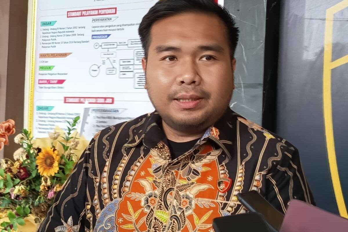 Kasat Reskrim Polres Jombang, AKP Dimas Robin, saat memberikan keterangan pers terkait kasus pemilik warung yang ditemukan meninggal di rumahnya, di Desa Mancilan, Kecamatan Mojoagung, Kabupaten Jombang, Jawa Timur, Jumat (14/11/2025).