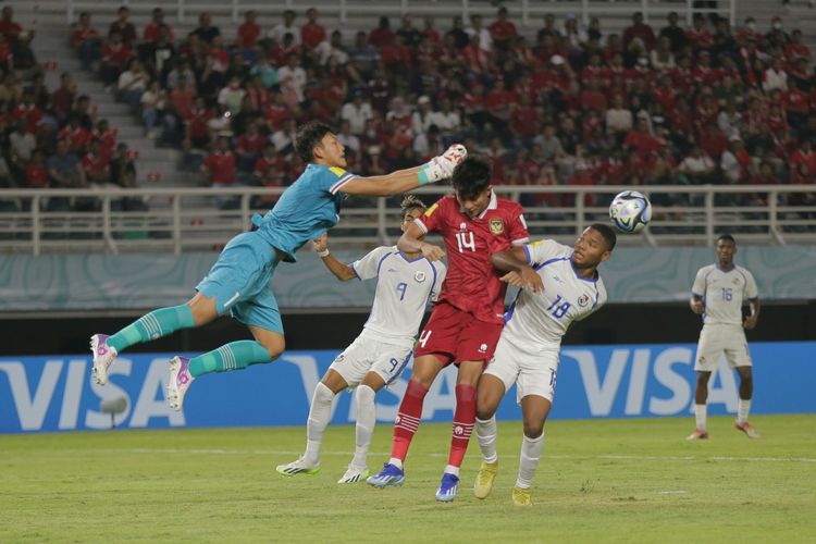 Aksi kiper timnas U17 Indonesia saat berupaya mengamankan gawang dari serangan pemain Panama pada laga Grup A Piala Dunia U17 2023 di Stadion Gelora Bung Tomo, Surabaya, Senin (13/11/2023).