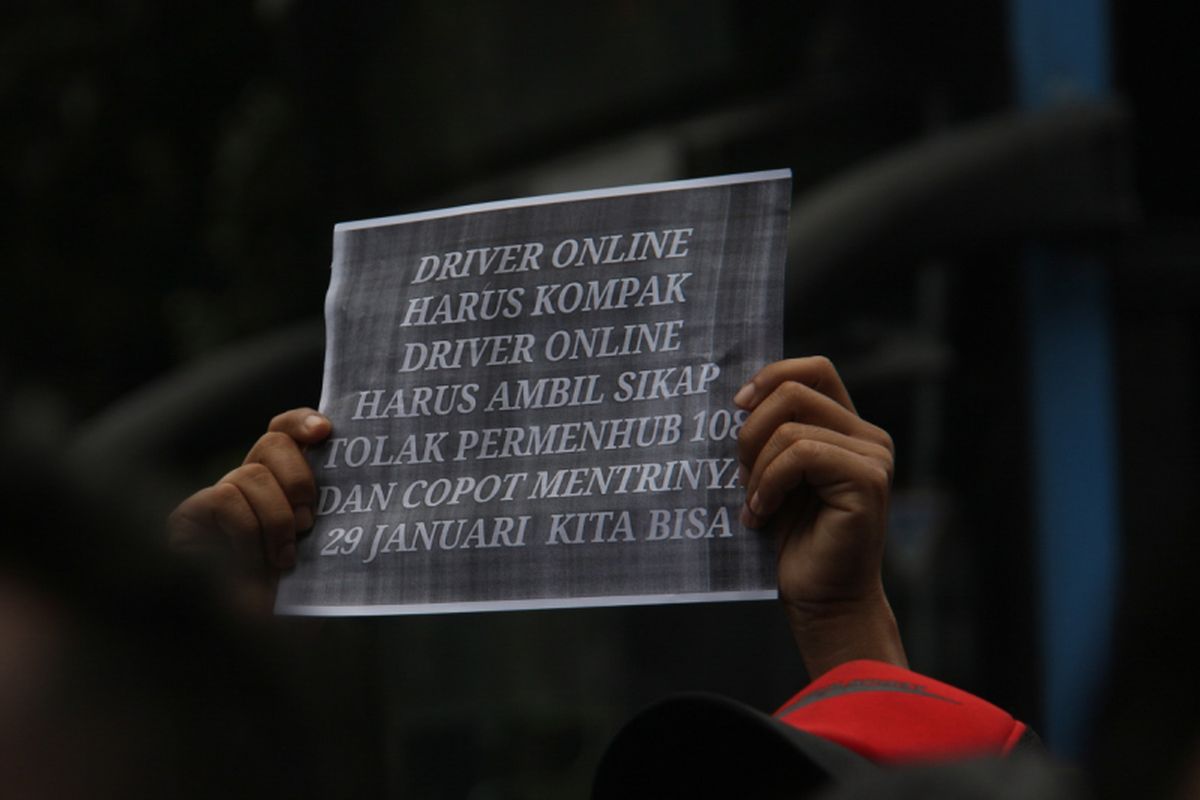Para pengemudi taksi online dari berbagai daerah melakukan aksi unjuk rasa di depan Kementrian Perhubungan, Jalan Medan Merdeka Barat, Jakarta, Senin (29/01/2018). Mereka menolak Peraturan Menteri (PM) Perhubungan Nomor 108 penyelenggaraan angkutan orang dengan kendaraan bermotor umum tidak dalam trayek.