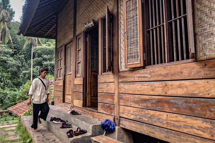 Salah seorang warga Kampung Adat Cirendeu, Cimahi, Jawa Barat, tengah beraktivitas di pelataran rumahnya, Rabu (21/2/2024).