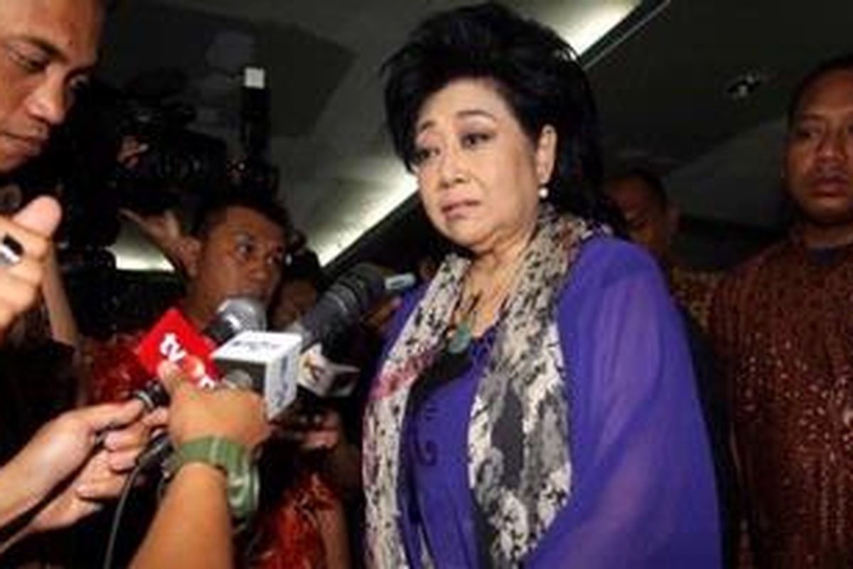 Direktur Utama PT Hardaya Inti Plantation (HIP), Hartati Murdaya tiba di Pengadilan Khusus Tindak Pidana Korupsi, Jakarta untuk menjalani sidang perdana, Rabu (28/11/2012). Hartati menjadi tersangka atas tuduhan menyuap Bupati Buol Amran Batalipu terkait kepengurusan hak guna usaha (HGU) perkebunan di Buol, Sulawesi Tengah.   