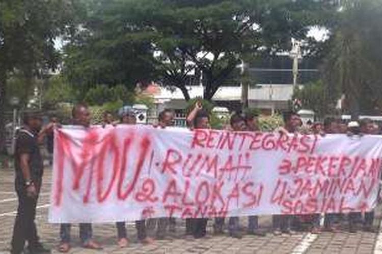 Seratusan tapol napol di Aceh melakukan aksi unjuk rasa ke gedung DPR Aceh, Selasa (8/11/2016). Mereka menutut realisasi janji pemberian lahan pasca konflik aceh untuk para eks tapol napol di aceh.