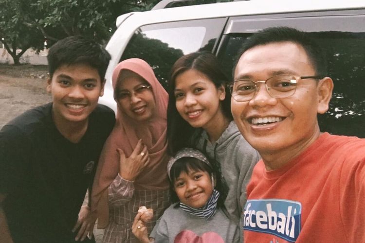 Syabda Perkasa Belawa (20) bersama keluarga.
