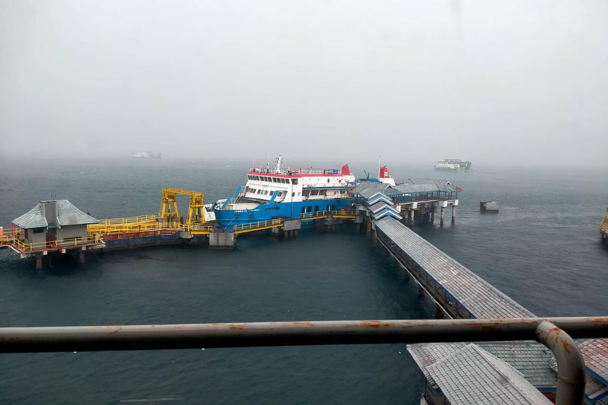 Kapal di Pelabuhan Ketapang berhenti beroperasi sementara karena Pelabuhan Ketapang tutup, Kamis (8/5/2025) 