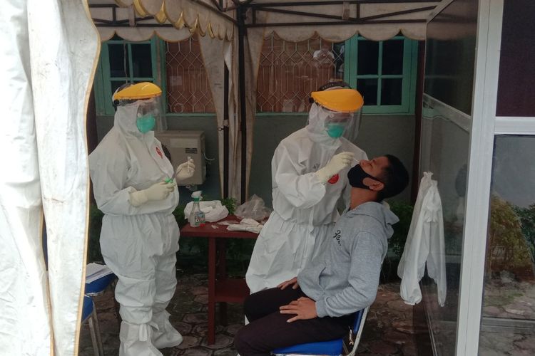 Petugas medis mengambil spesimen untuk diperiksa lewat metode polymerase chain reaction (PCR) di Labkesda Kotawaringin Barat, Kalimantan Tengah, Selasa (21/7/2020). 