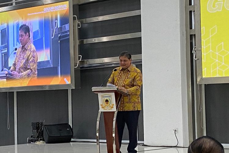 Ketua Umum Partai Golongan Karya (Golkar) Airlangga Hartanto saat membuka “Executive Education Program for Young Political Leaders 11 di Kantor DPP Golkar, Palmerah, Jakarta Barat, Senin (13/3/2023).