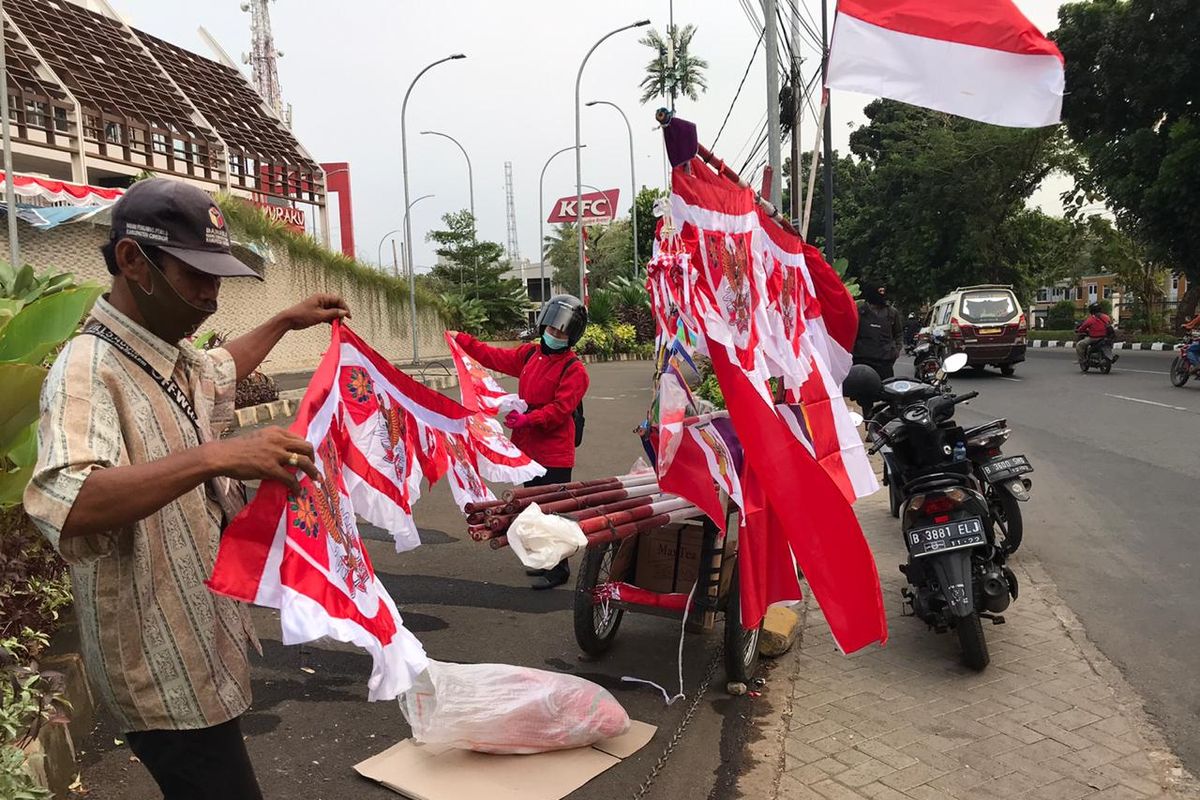 Surjana (72), penjual bendera Merah Putih asal Desa Bojongwetan, Jamblang, Kabupaten Cirebon, Jawa Barat.