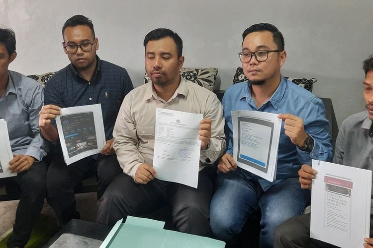 Kuasa hukum Nicho Saputra Nugraha seorang dokter yang menjadi korban penipuan dalam pembelian tiket konser Coldplay memperlihatkan bukti transfer dan chat dari akun jastip yang melakukan penipuan, Sabtu (20/5/2023).