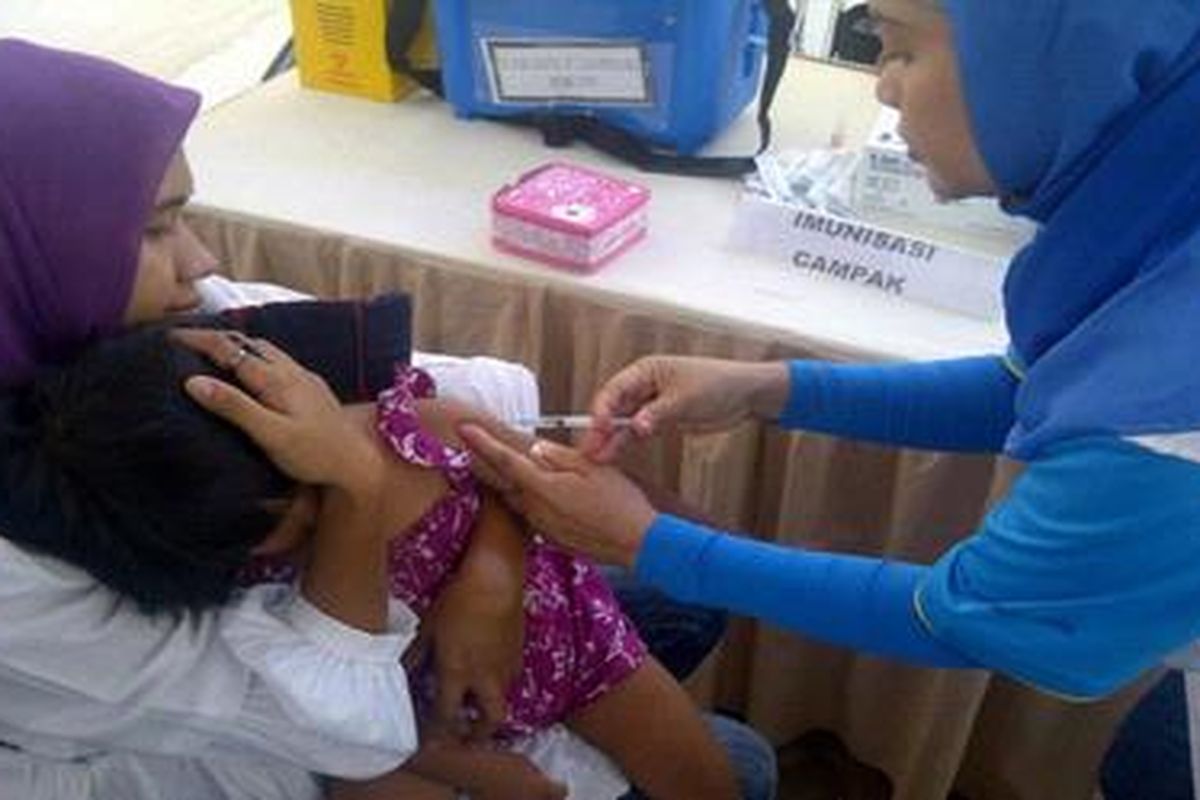 Menteri Kesehatan Endang Rahayu S mencanangkan kampanye imunisasi campak dan polio tambahan di Gedung BKOW, Jalan Raden Inten II no 90 - 91 Duren Sawit, Jakarta Timur, Selasa (18/10/2011).