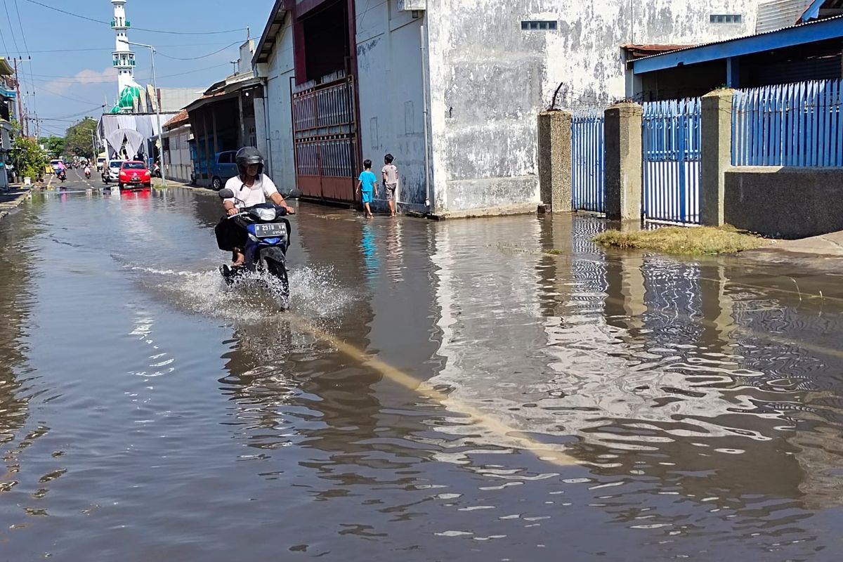 Banjir rob kembali melanda Kabupaten dan Kota Pasuruan, Jum'at (15/7/2022) hingga membuat lalu lintas kendaraan terganggu.