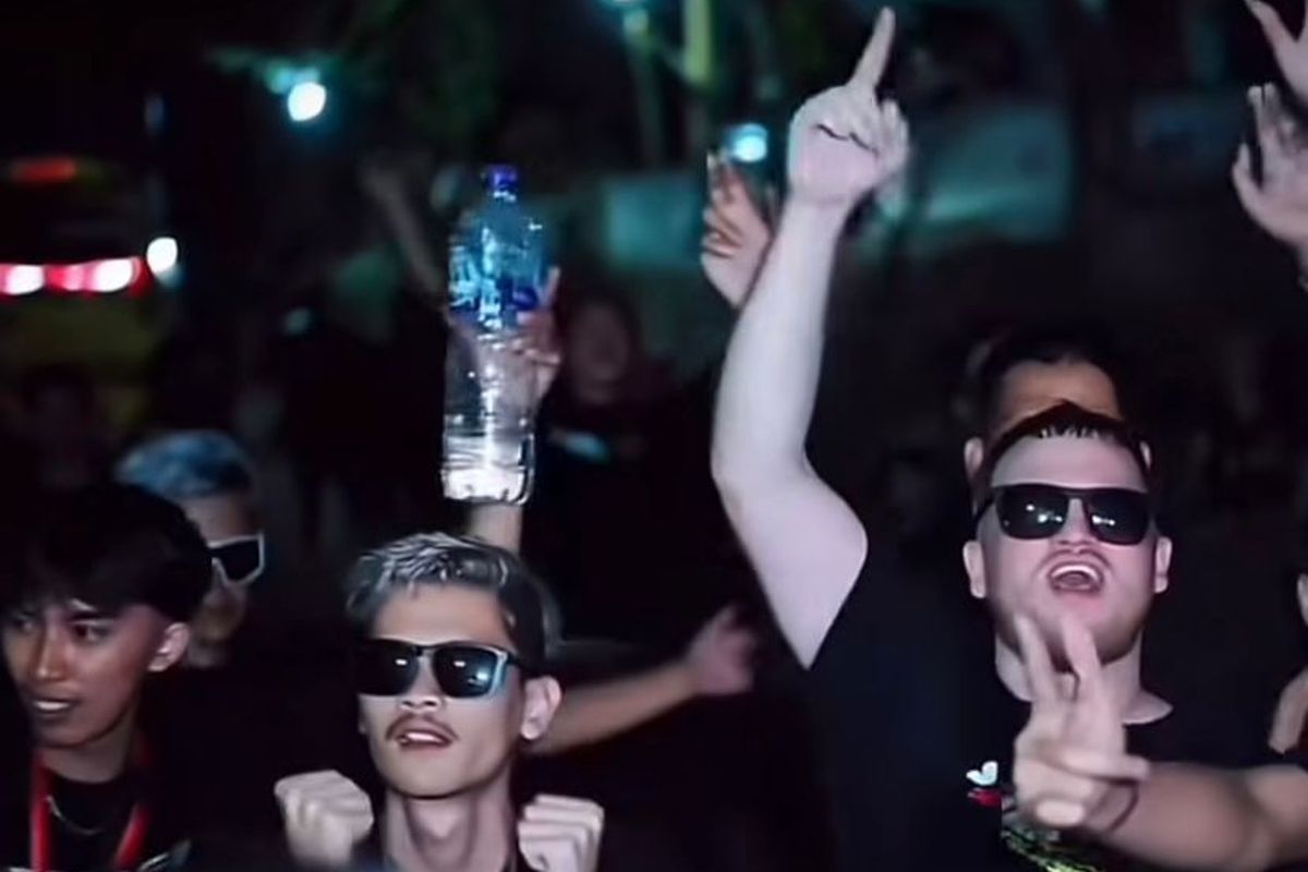 Tiktokers asal Rusia, Mischa Cherry sedang menikmati sound horeg yang berlangsung di Jember dan Kabupaten Malang.