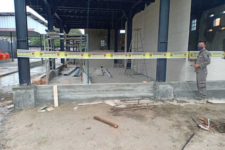 Pembangunan kafe di Padang disegel Satpol PP Padang karena belum memiliki izin.
