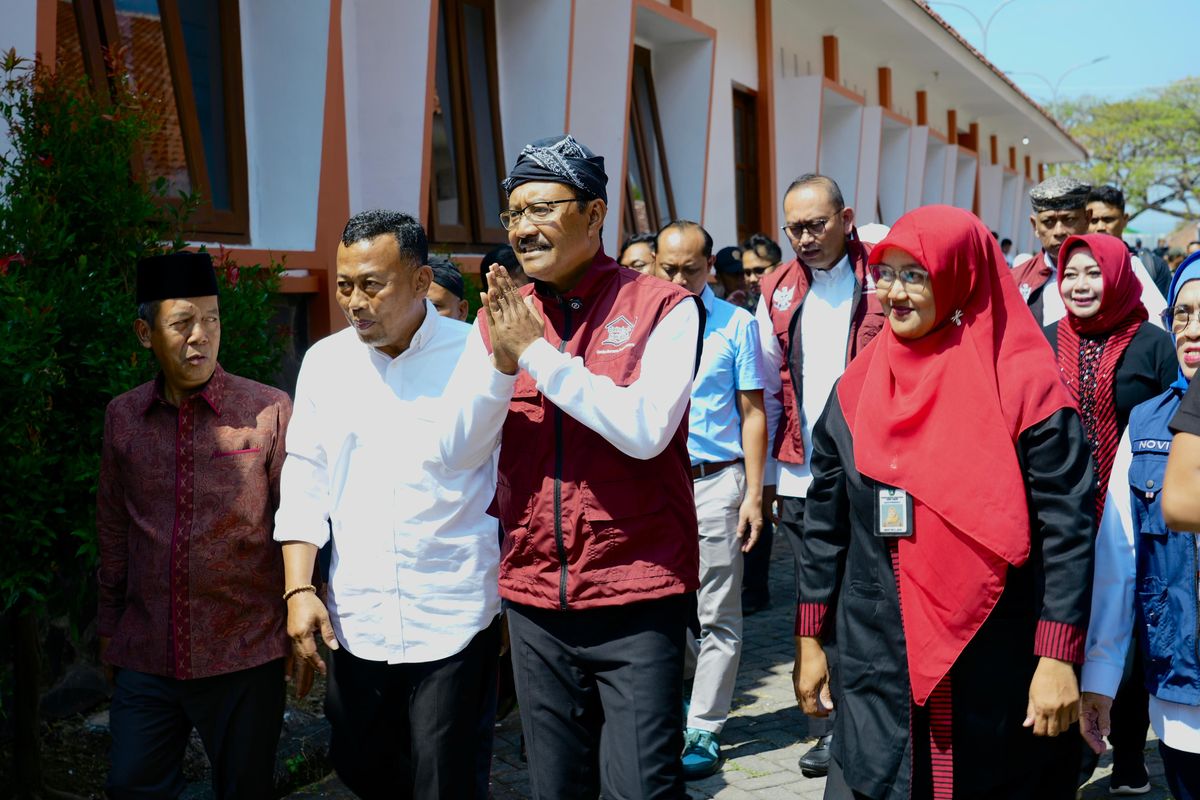 Menteri Sosial (Mensos) Saifullah Yusuf saat menghadiri Masa Pengenalan Lingkungan Sekolah (MPLS) Sekolah Rakyat Terintegrasi (SRT) 5 Ponorogo di lingkungan UPT Sentra Industri Ponorogo, Jawa Timur, Senin (4/8/2025).
