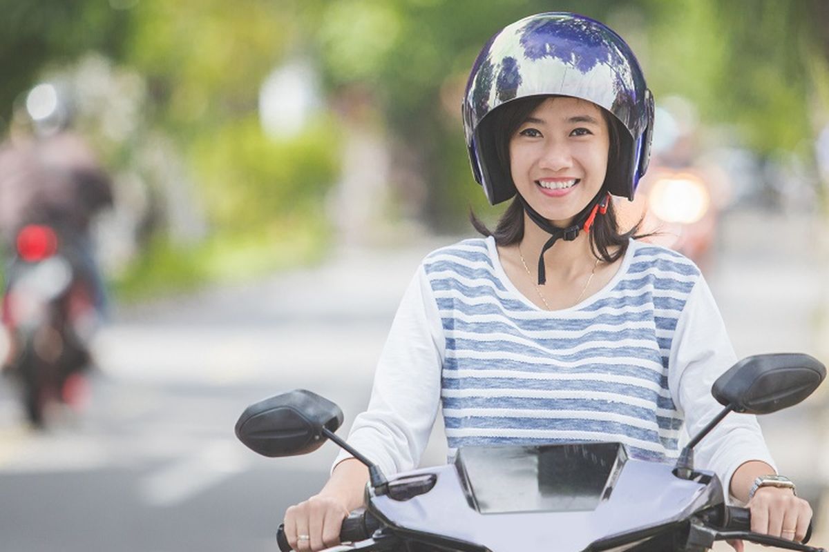 Ilustrasi perempuan pengendara motor