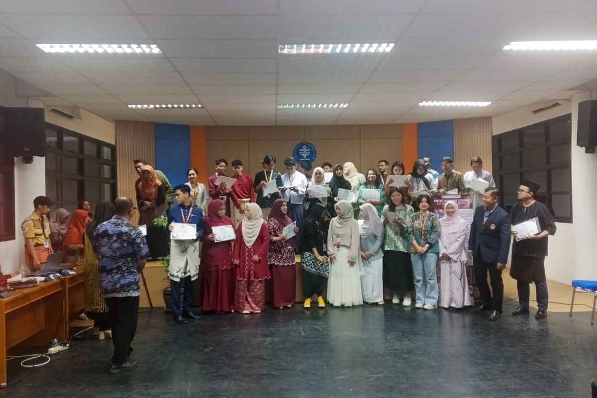 Para peserta Essay Contest menerima sertifikat penghargaan di sela kegiatan Summer Course FEM IPB ke-8, Jumat (22/8/2025).