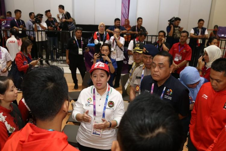 Menko PMK Puan Maharani memberikan semangat ke Tim Bowling Indonesia di Jakabaring, Palembang, Selasa (21/8/2018).