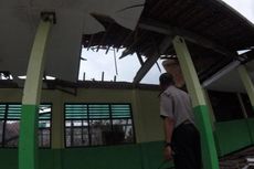 Atap Sekolah Ambruk, Para Guru dan Siswa Berteriak serta Berpelukan 