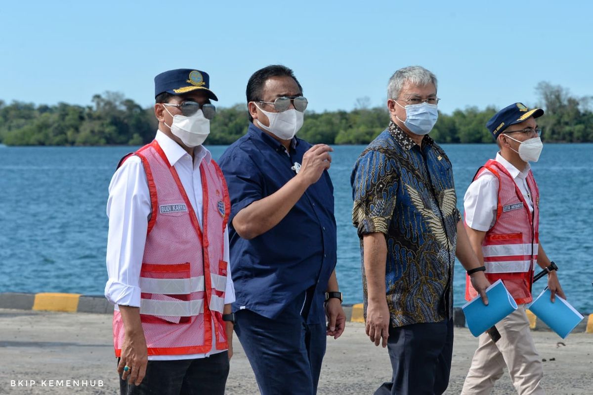 Menteri Perhubungan Budi Karya Sumadi saat meninjau Pelabuhan Anggrek di Kabupaten Gorontalo Utara, Provinsi Gorontalo pada Rabu (22/6/2021).