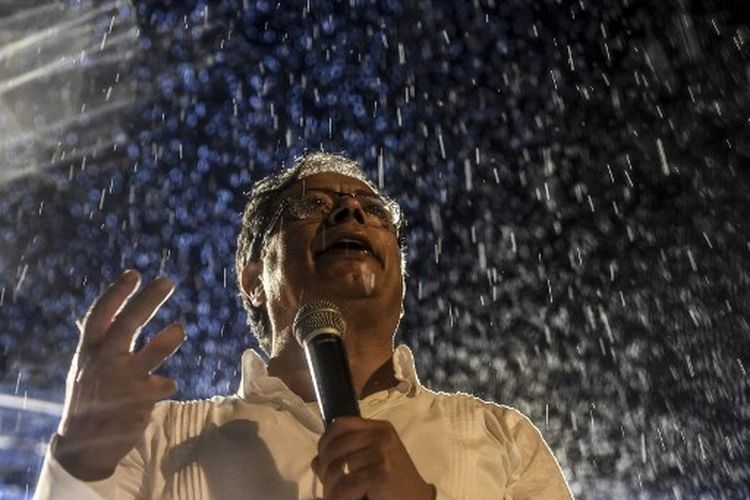 Senator Kolombia dan pemimpin oposisi Gustavo Petro menyampaikan pidato di bawah hujan saat kampanye politik di Medellin, Kolombia, Jumat (19/11/2022). Kolombia dijadwalkan menggelar pemilihan presiden pada 29 Mei 2022. 