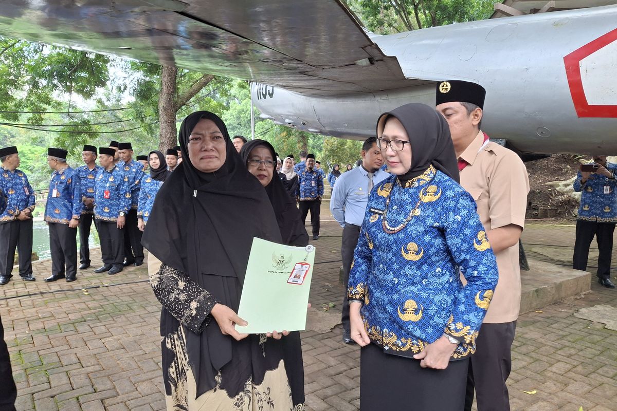 Bu Djayeng, mertua sekar saat menerima SK pengangkatan PPPK untuk putrinya yang meninggal dunia
