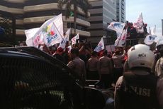 Buruh Demo di Seberang KPK, Polisi Dorong ke Gedung Baru KPK
