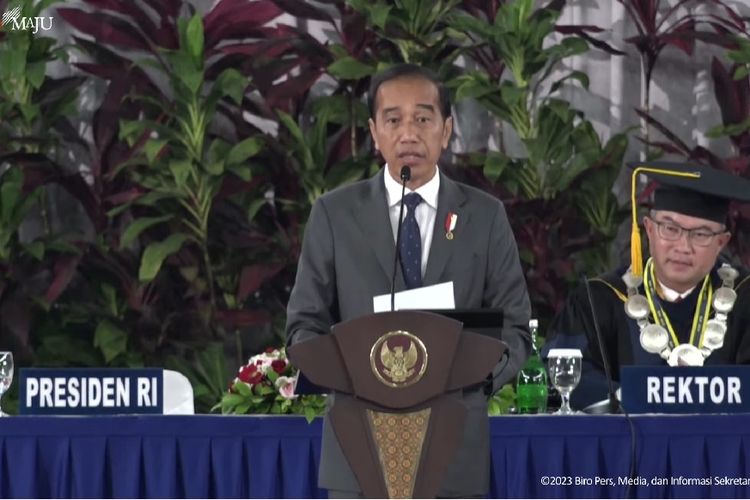 Presiden Joko Widodo berpidato dalam acara Dies Natalis ke-60 Institut Pertanian Bogor, Jumat (15/9/2023).
