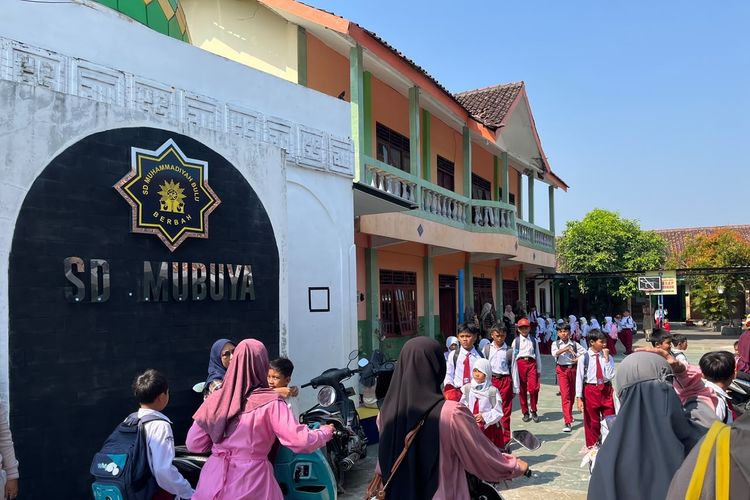 Ayah Mengantar Anak, Wujud Nyata Kolaborasi Pengasuhan di Hari Pertama Sekolah